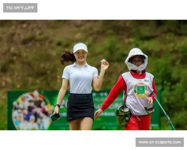 FILA GOLF品牌代言人何沐妮现身互动区，与球迷亲切合影
