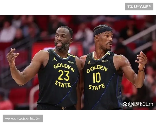 全明星正赛现场，美国队与世界队展开激烈对攻